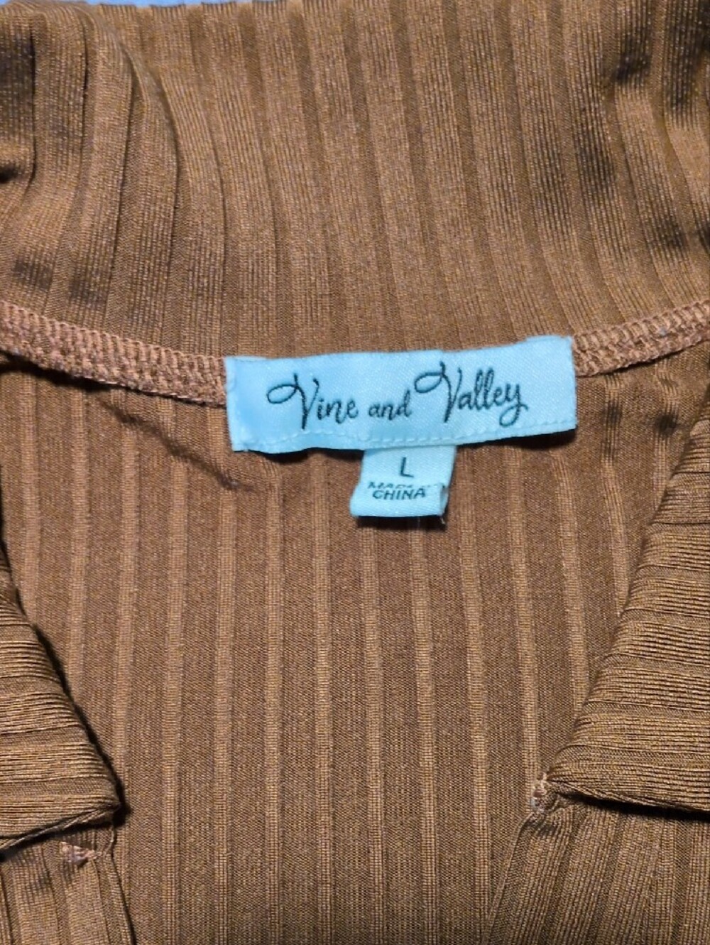 V-Neck Ribbed Polo Crop Top - Picture 2 of 3
